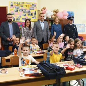 Почела нова школска година, у Зрењанину осам првака више него претходне године, градоначелник посетио школу у Лукићеву
