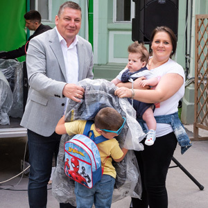 Uručena auto-sedišta bebama rođenim ove godine u Zrenjaninu - povećanje bezbednosti učesnika u saobraćaju i pomoć roditeljima 