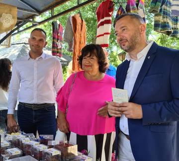 Sekretar Predrag Vuletić i gradonačelnik Simo Salapura otvorili izložbu preduzetničkih veština žena u Lazarevu