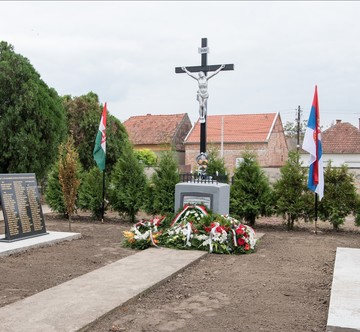 Zamenik Santovac sa predsednikom Skupštine Vojvodine Ištvanom Pastorom na otkrivanju spomen obeležja vojnim žrtvama Prvog svetskog rata