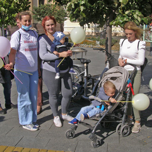 Шетњом мама и беба у центру Зрењанина обележена Национална недеља промоције дојења 