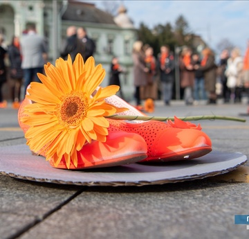 Поводом обележавања кампање “16 дана активизма против насиља над женама” шпалир наранџастих ципела, наранџасти гербери за жене жртве насиља у породици 