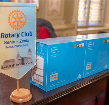 Rotari Distrikt 2483 Srbija i Crna Gora i Rotari klubovi obezbedili još jednu donaciju - mBot robotići za zrenjaninske škole 