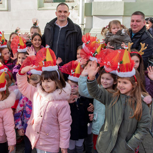 Počele novogodišnje svečanosti u Zrenjaninu - “Grad otvorenog srca” osmi put okupio najmlađe sugrađane na Trgu slobode