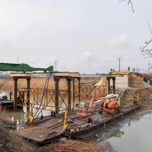 Radovi na izgradnji novog železničkog mosta u Zrenjaninu - ojačavaju se noseći stubovi i grade nova stepeništa i prilazi