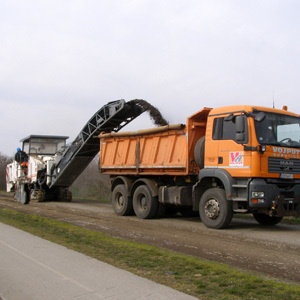 Aradački put celom dužinom dobija novu asfaltnu podlogu, završeni radovi u Železničkoj ulici u Knićaninu