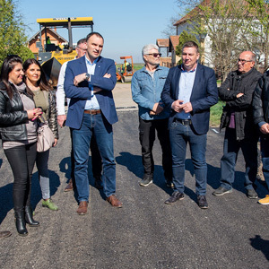 Градоначелник у посети Лукићеву: асфалтирање Бирчанинове улице значајно улагање у инфраструктуру, разговарамо и о другим потребама села