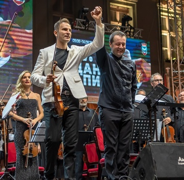 Koncertom “Zrenjaninske filharmonije” sa solistom Stefanom Milenkovićem započeo muzički program “Dana piva” na glavnom gradskom trgu  