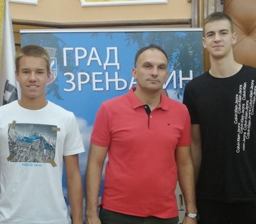Gradonačelnik ugostio dvojicu uspešnih mladih sportista iz našeg grada tenisera Zorana Ludoškog i košarkaša Marka Šarenca 