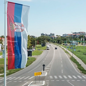 Зрењанин украшен српским тробојкама - обележава се Дан српског јединства, слободе и националне заставе