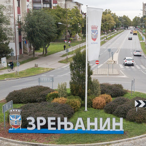 Нова добродошлица на улазима у град - постављен натпис “Зрењанин” и грб града на две кружне раскрснице