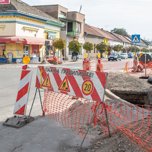 Počeli radovi na raskrsnici ulica Obala Sonje Marinković - Obilićeva, postavljaju se instalacije za semafore, investicija iz sredstava Pokrajine