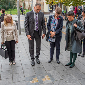 Nemačka ministarka Lirman i gradonačelnik Salapura obišli obeležje “kamen spoticanja” u centru Zrenjanina: sećanje na sugrađane, žrtve Holokausta