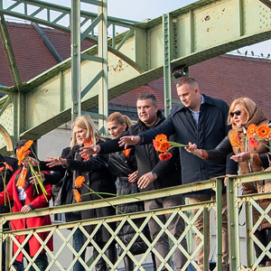 Sa Malog mosta i ove godine povodom obeležavanja kampanje “16 dana aktivizma protiv nasilja nad ženama“ pušteni narandžasti gerberi u znak sećanja na žene žrtve nasilja