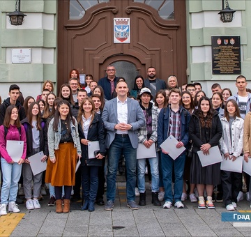 Grad Zrenjanin izdvojio 22 miliona dinara za 199 učeničkih i studentskih stipendija -  danas svečano uručeni ugovori 
