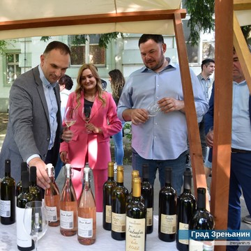 U Gradskoj bašti održan 4. Banatski festival vina uz učešće više od pedeset vinarija i uručena priznanja najboljim vinarima 