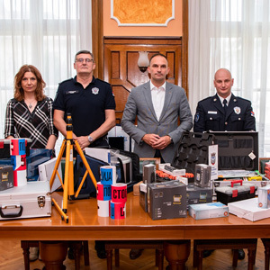 Gradonačelnik uručio čelnicima Policijske uprave i Saobraćajne policije u Zrenjaninu vrednu opremu i uređaje