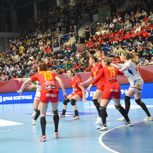 Odlična atmosfera na utakmici Srbija - Crna Gora, minimalan poraz naših devojaka u dramatičnoj završnici