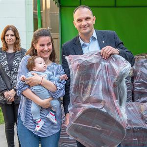 Градоначелник са сарадницима уручио првих педесет ауто седишта за бебе рођене почетком ове године у зрењанинском породилишту