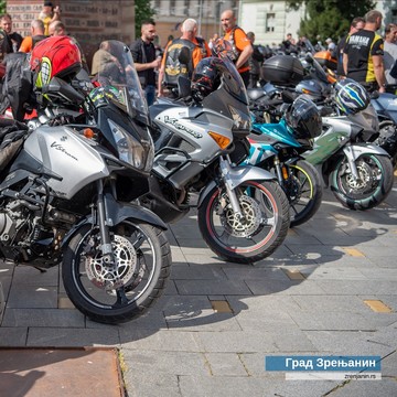 Мотоциклисти Баната и званично отворили сезону, градоначелник уручио заштитне кациге како би се указало на њихову безбедност на путевима 