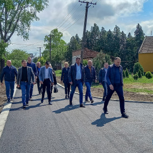 Još tri gradske ulice s novom asfaltnom podlogom - gradonačelnik obišao radove u MZ “Šumica” i MZ “Zeleno polje” i razgovarao s građanima