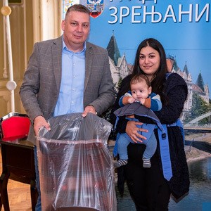 Druga ovogodišnja dodela auto sedišta za bebe upriličena danas u Baroknoj sali Gradske kuće - Grad darivao još pedeset beba rođenih početkom godine u Zrenjaninu