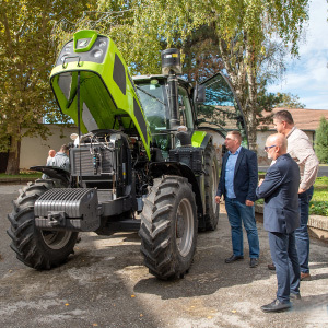 Poljoprivredna škola dobila savremen traktor, uz učešće resornog pokrajinskog sekretarijata i Grada Zrenjanina - školu posetili pomoćnik sekretara i zamenik gradonačelnika