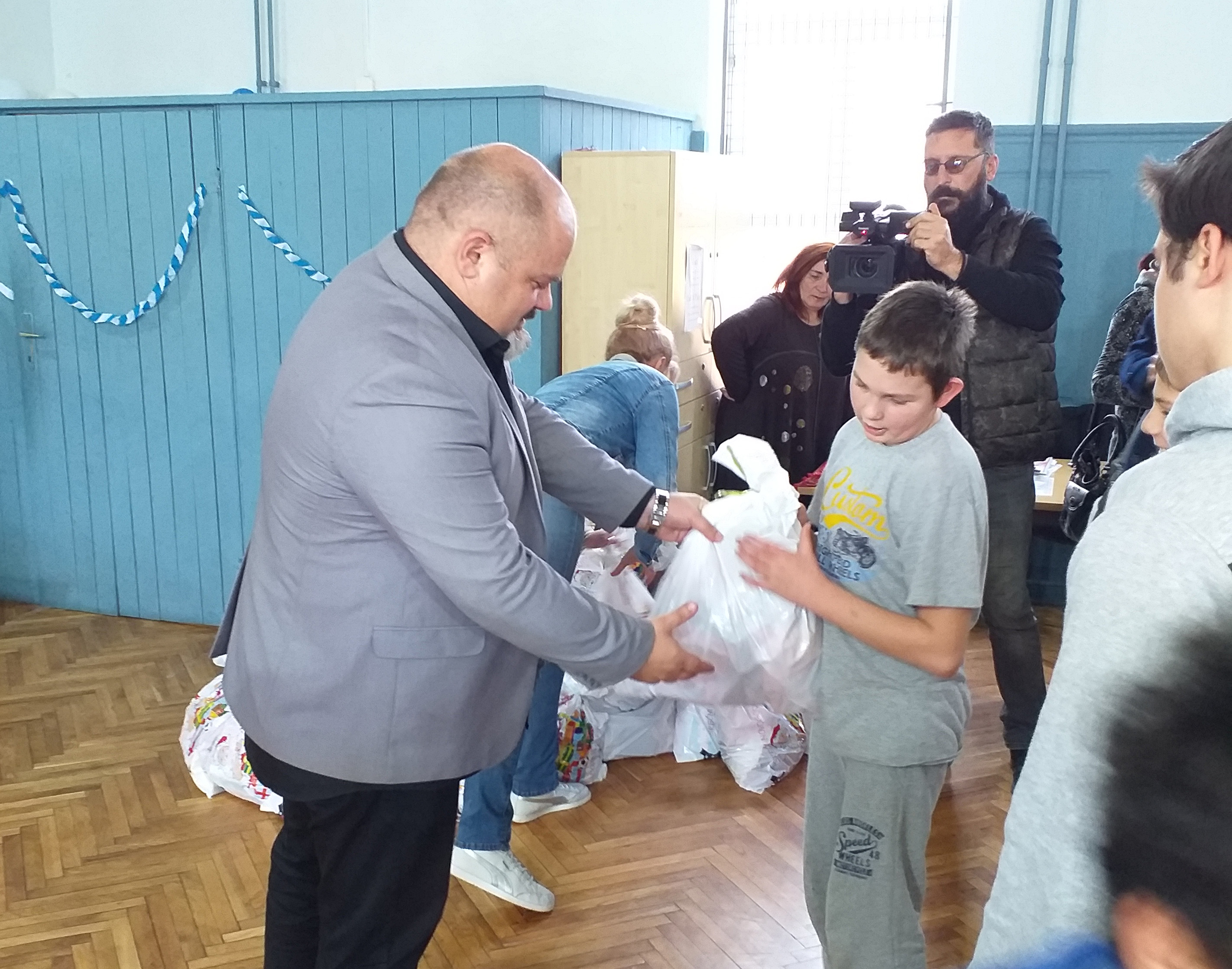 Gradonačelnik podelio novogodišnje paketiće učenicima škole “9. maj”
