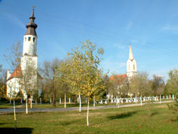 Pogled na dve crkve u glavnoj ulici