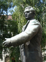 Spomenik Žarku Zrenjaninu