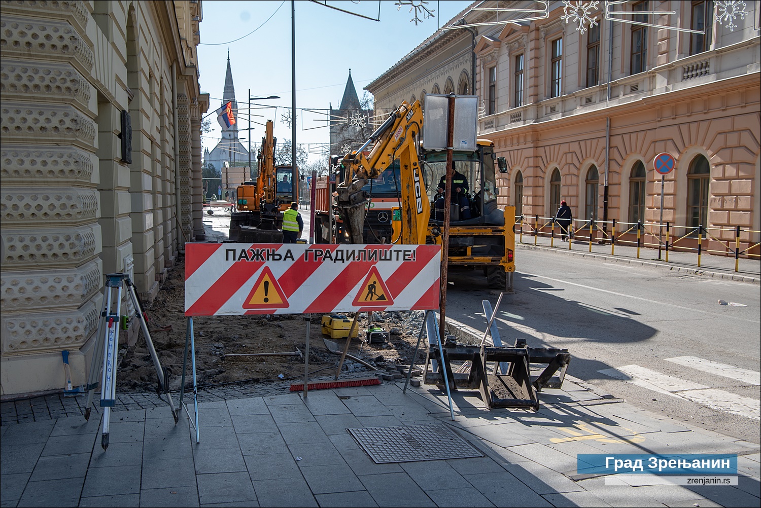 На тротоару од Трга слободе до Културног центра Зрењанина уместо дотрајалог асфалта поставља се плочник од бехатона – почели радови