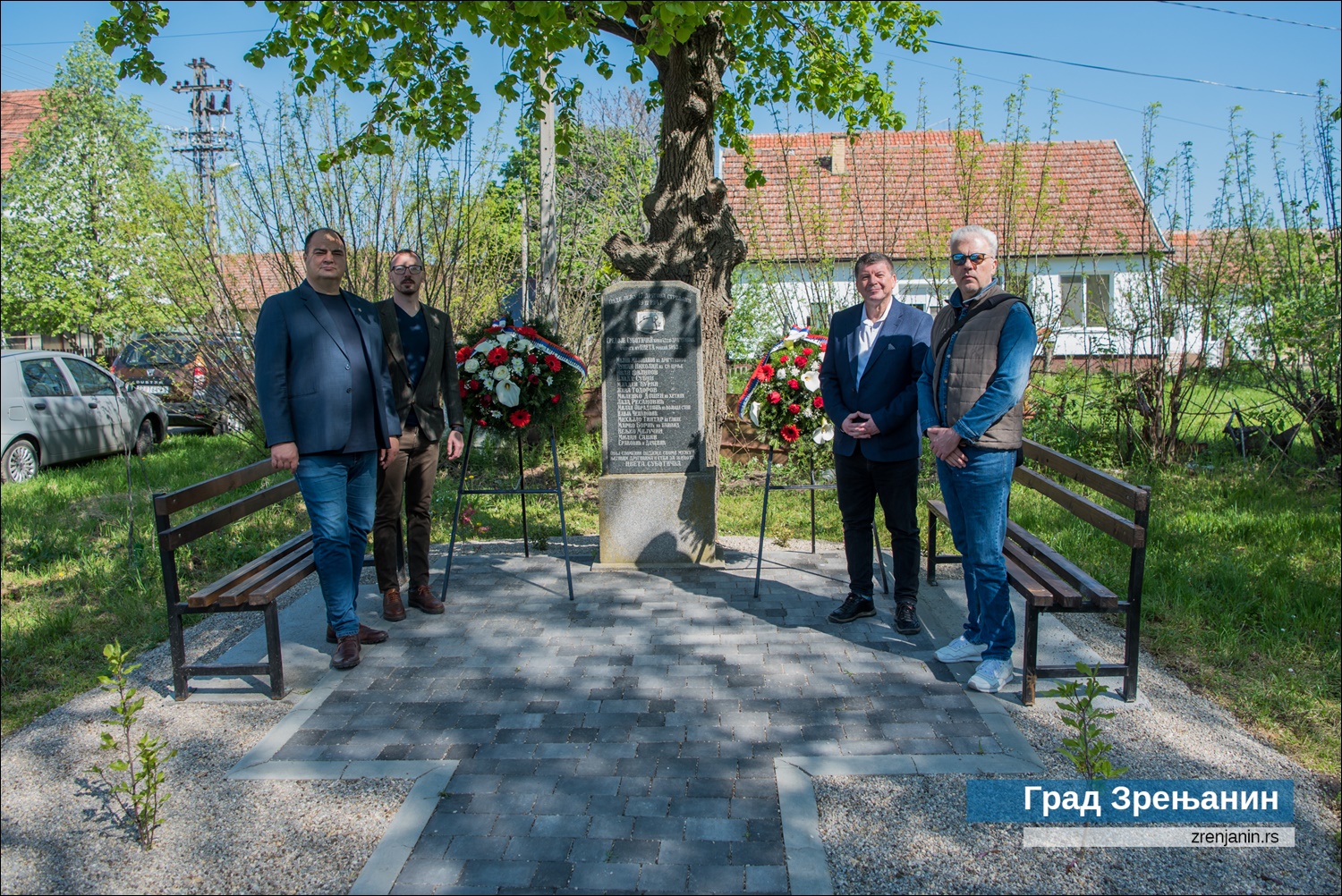 Положено цвеће на споменик првим жртвама фашистичке окупације – уређен прилаз обележју и оплемењен околни простор 