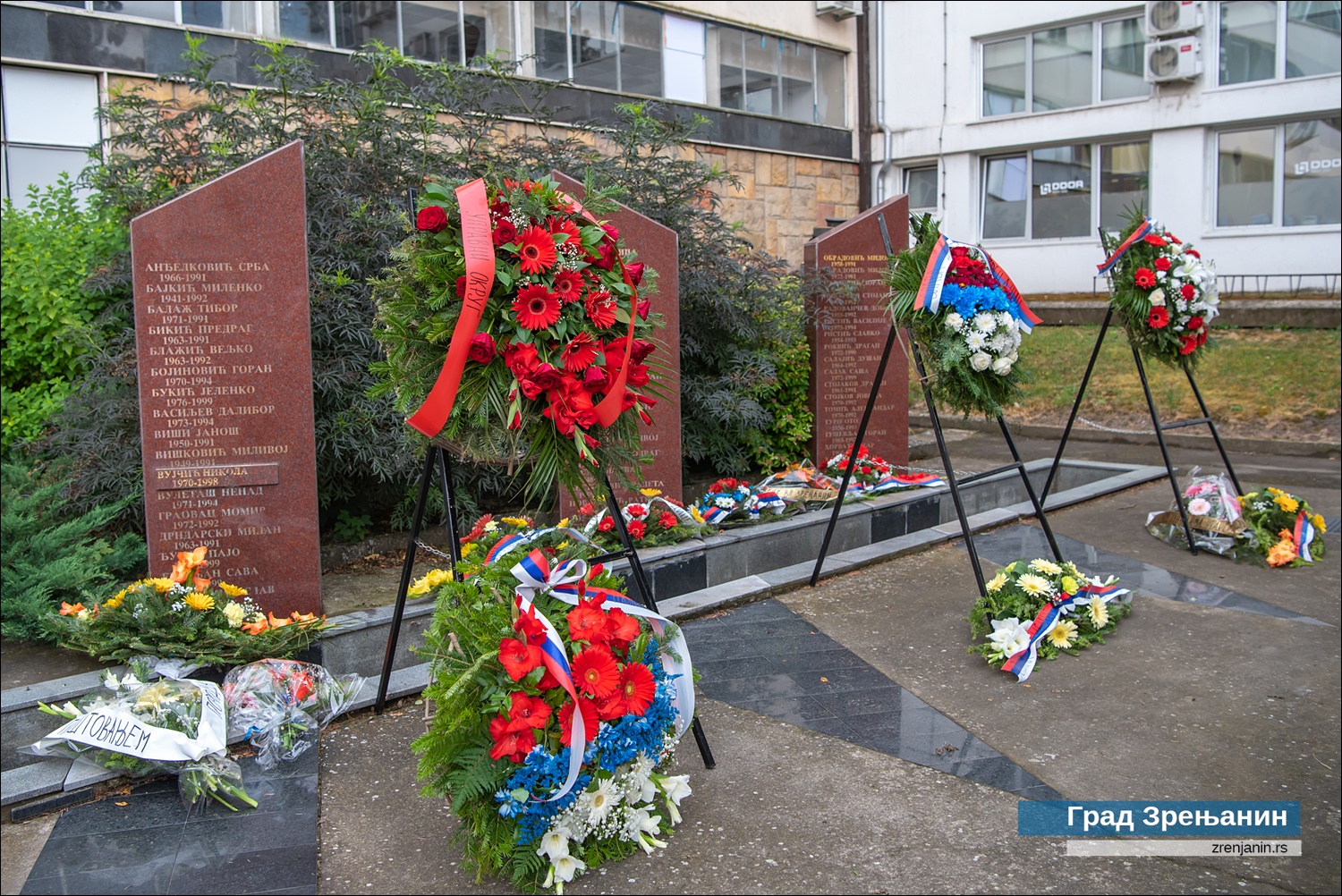 Полагањем венаца на спомен-обележја и свечаном академијом у Народном позоришту „Тоша Јовановић“ обележен је данас Видовдан