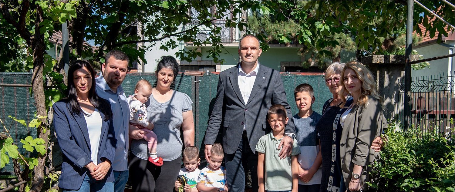 Поводом 15. маја, Међународног дана породице, градоначелник Симо Салапура обишао је данас Мијану, мајку петоро деце
