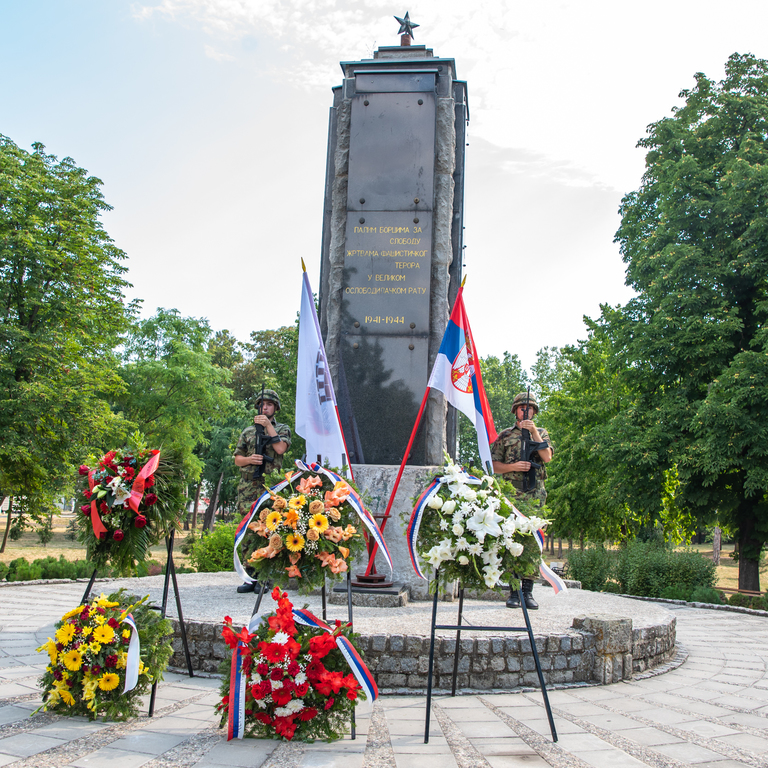 Полагањем венаца на спомен – обележје у Карађорђевом парку обележен је данас Дан устанка народа Србије у Другом светском рату