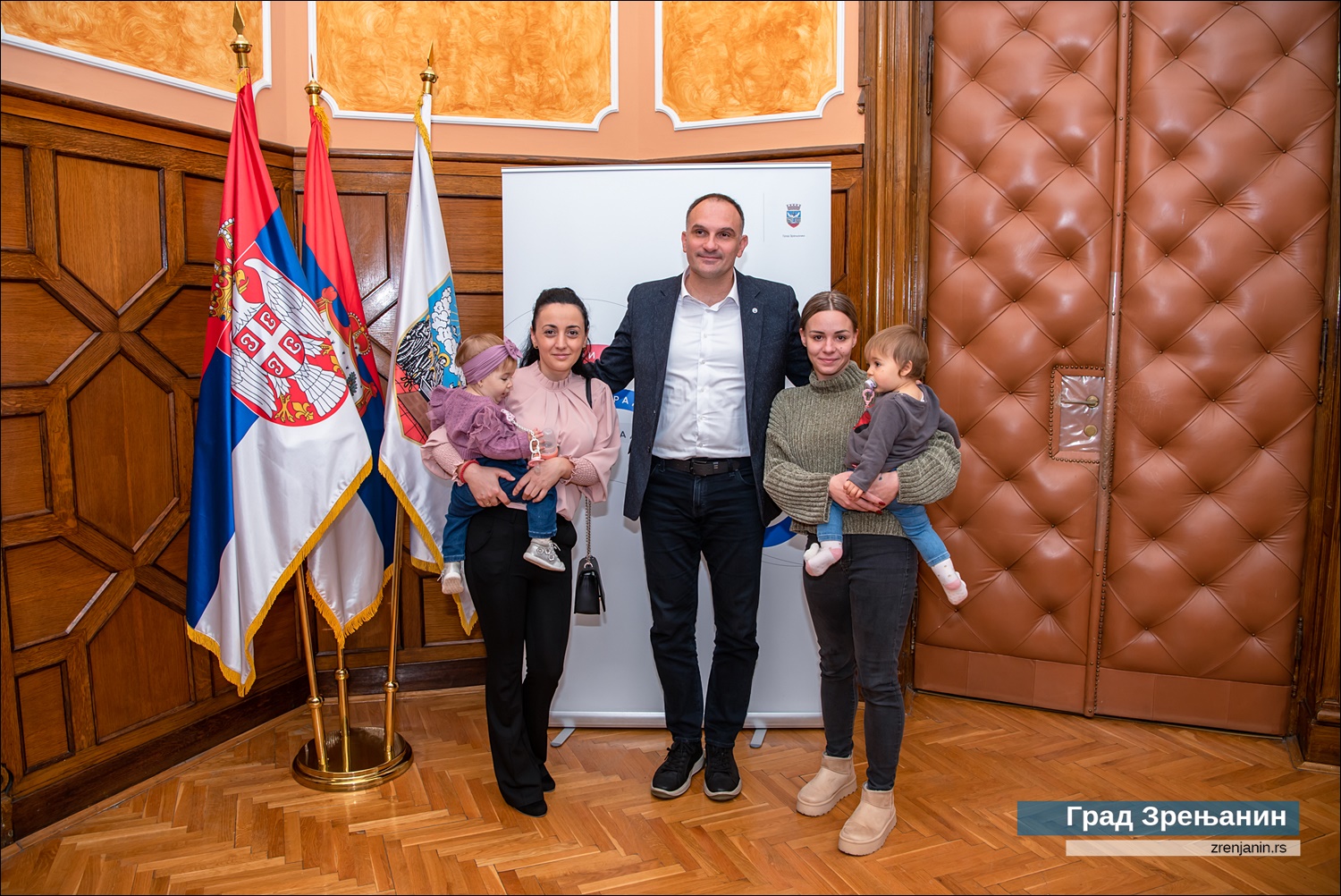 Уручени златници са грбом града и поклони деци рођеној на Празник града, 17. новембар