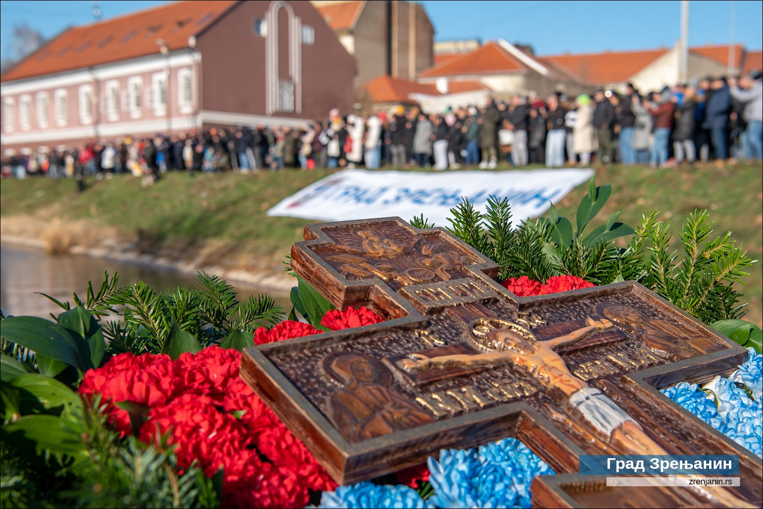 Одржано традиционално “Пливање за Часни крст“ – први до Часног крста допливао је Огњен Узелац