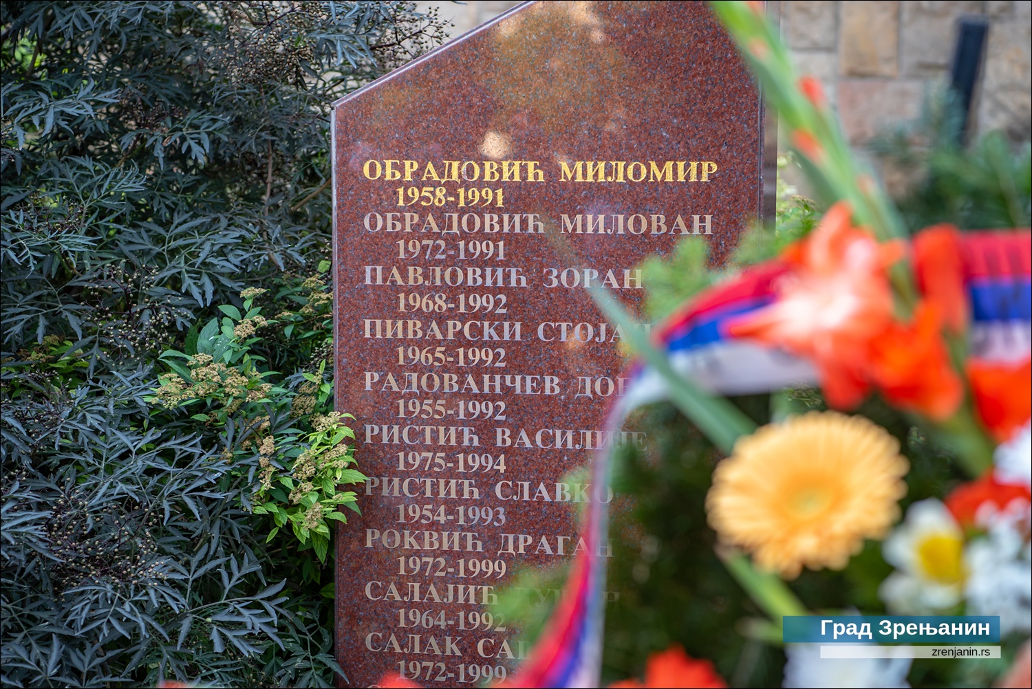 Полагањем венаца на спомен-обележја обележен је данас Видовдан